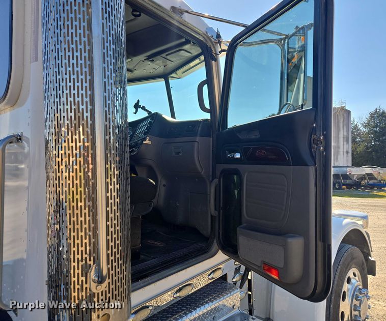 image for item DU2726 2016 Peterbilt 389 semi truck