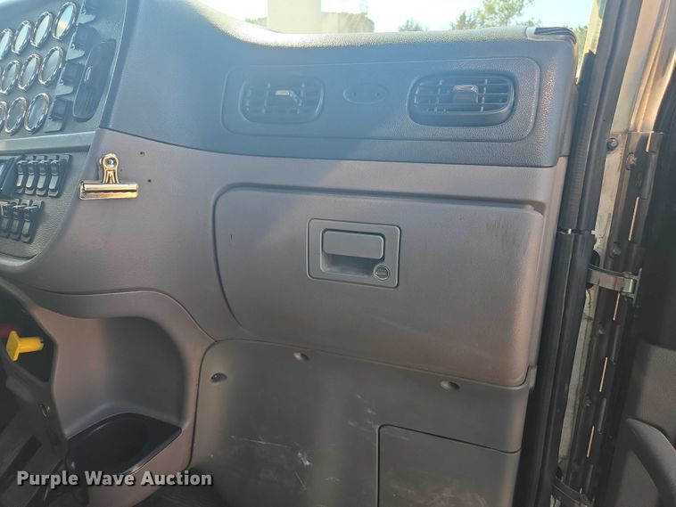 image for item DU2726 2016 Peterbilt 389 semi truck