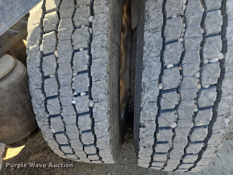 image for item DU2726 2016 Peterbilt 389 semi truck