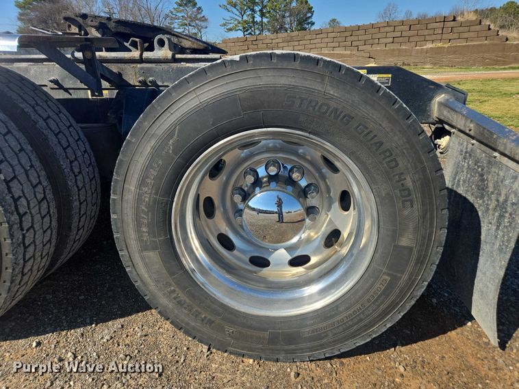 image for item DU2726 2016 Peterbilt 389 semi truck