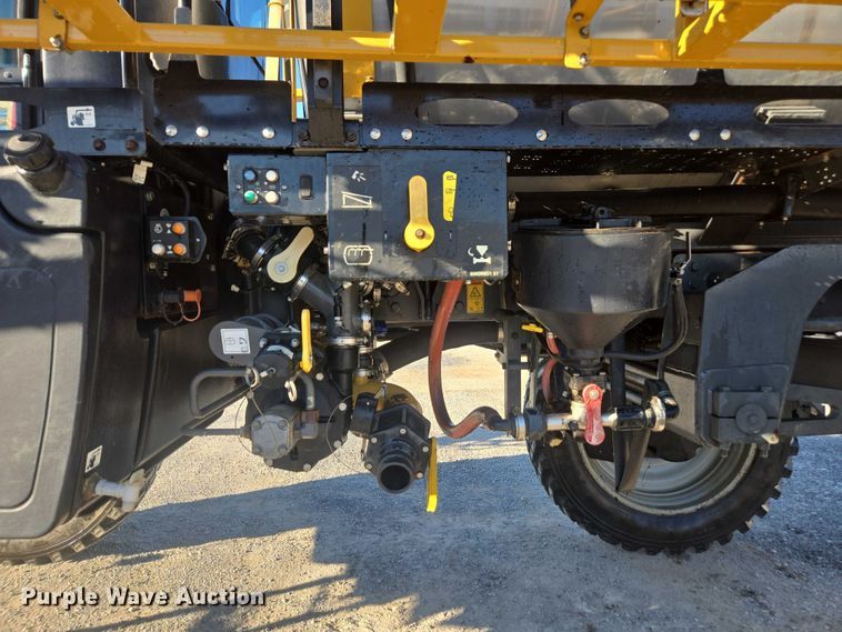 image for item DU2727 2014 RoGator RG1300 sprayer