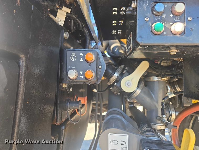 image for item DU2727 2014 RoGator RG1300 sprayer