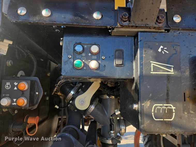 image for item DU2727 2014 RoGator RG1300 sprayer