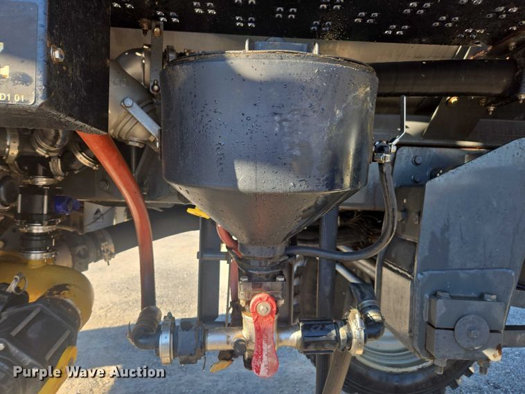 image for item DU2727 2014 RoGator RG1300 sprayer