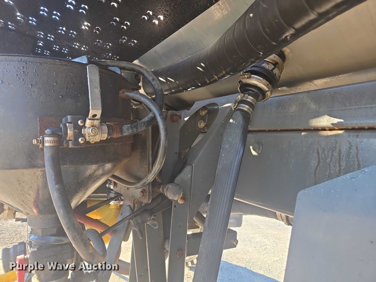 image for item DU2727 2014 RoGator RG1300 sprayer