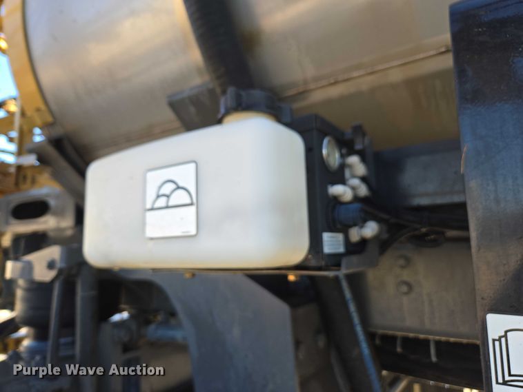 image for item DU2727 2014 RoGator RG1300 sprayer