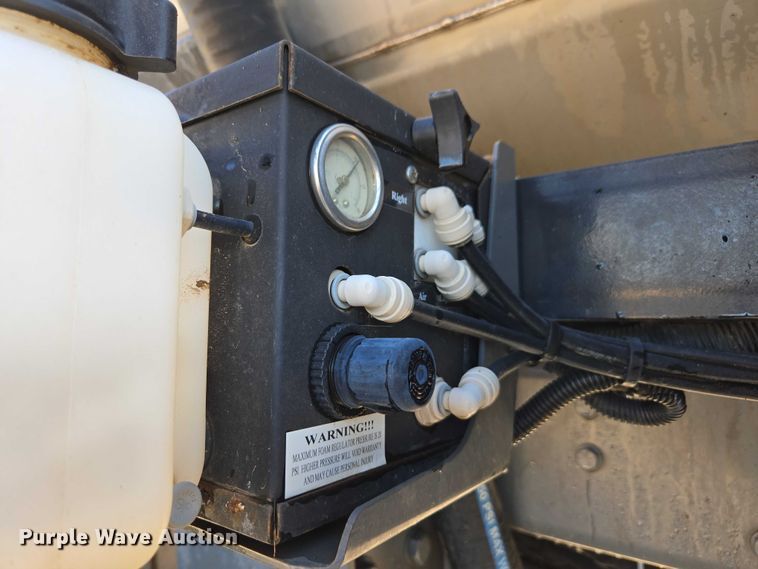 image for item DU2727 2014 RoGator RG1300 sprayer