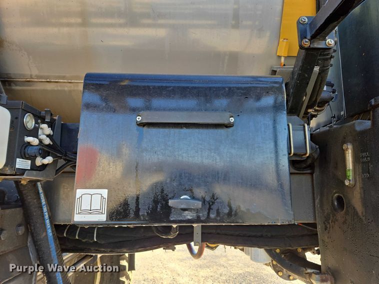 image for item DU2727 2014 RoGator RG1300 sprayer