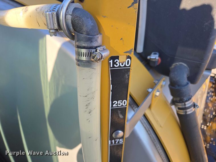 image for item DU2727 2014 RoGator RG1300 sprayer