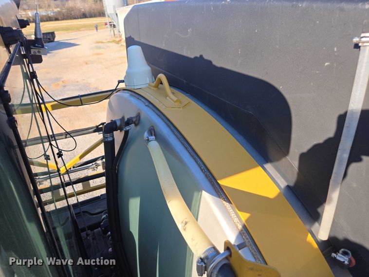 image for item DU2727 2014 RoGator RG1300 sprayer