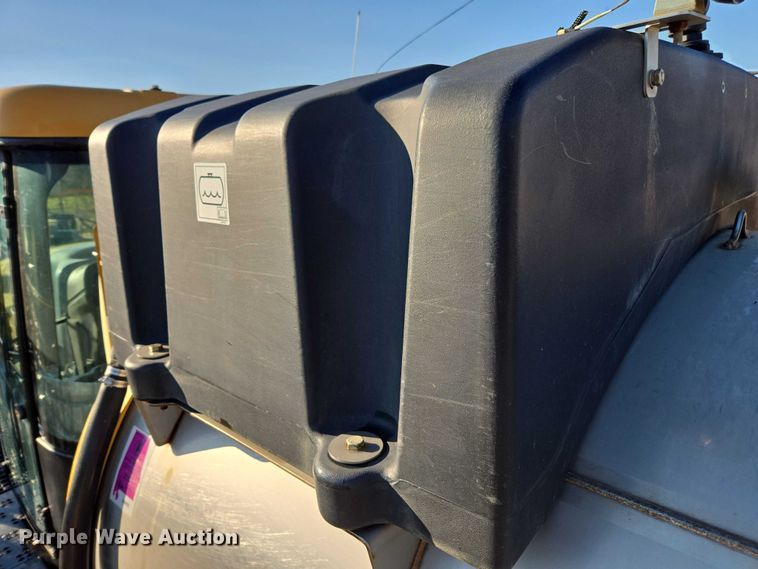 image for item DU2727 2014 RoGator RG1300 sprayer