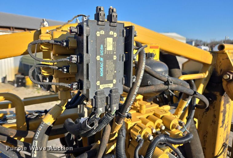 image for item DU2727 2014 RoGator RG1300 sprayer