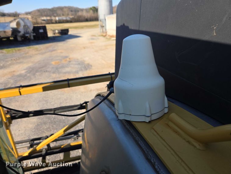 image for item DU2727 2014 RoGator RG1300 sprayer