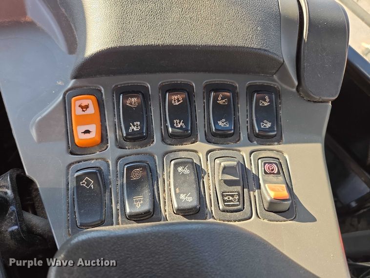 image for item DU2727 2014 RoGator RG1300 sprayer