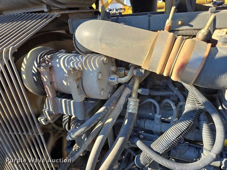 image for item DU2727 2014 RoGator RG1300 sprayer