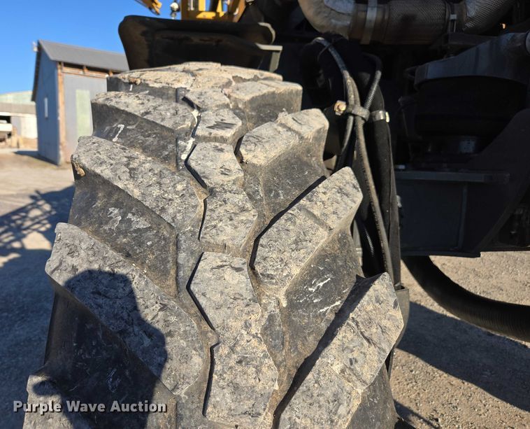 image for item DU2727 2014 RoGator RG1300 sprayer