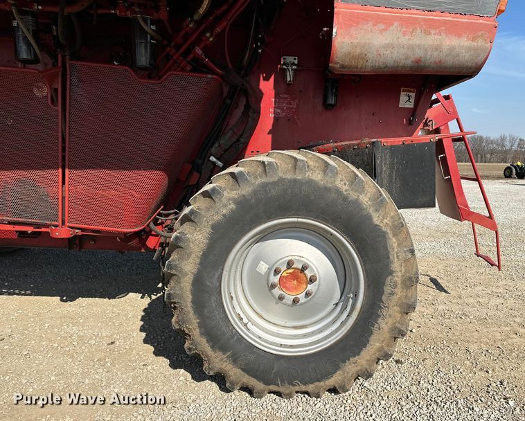 image for item DV0776 1996 Case IH 2166 combine