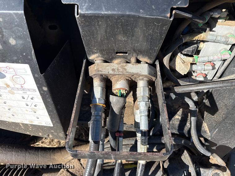 image for item DZ4984 2015 Macdon FD75 flex draper head