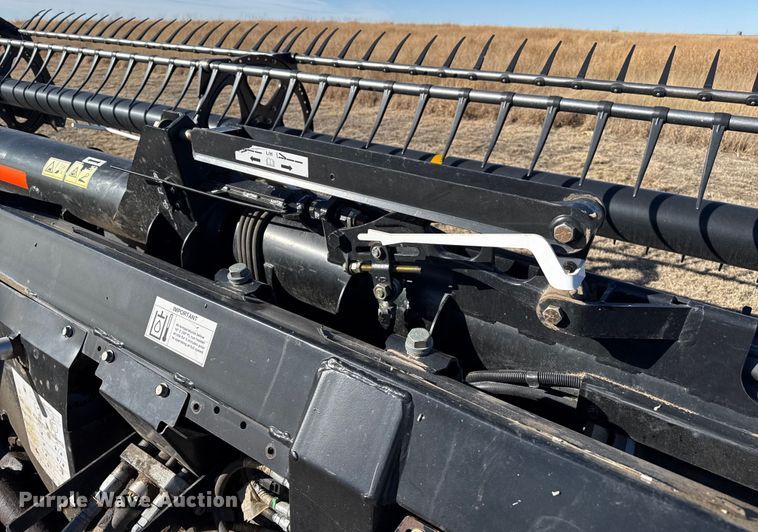 image for item DZ4984 2015 Macdon FD75 flex draper head
