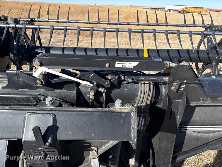 image for item DZ4984 2015 Macdon FD75 flex draper head