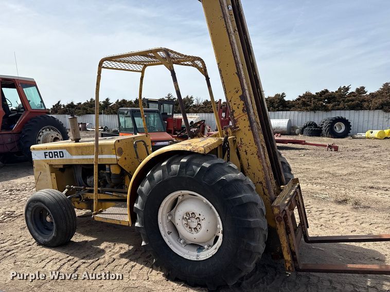 image for item DZ5077 Ford forklift