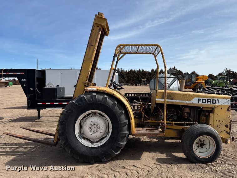 image for item DZ5077 Ford forklift