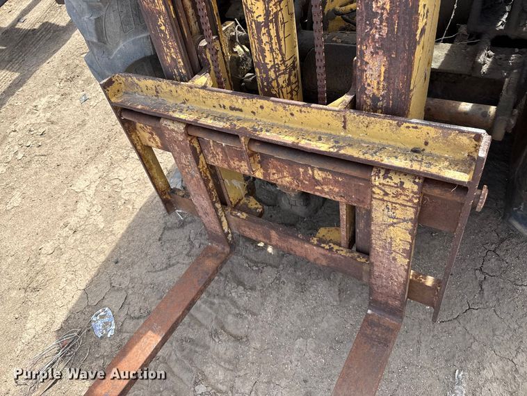 image for item DZ5077 Ford forklift