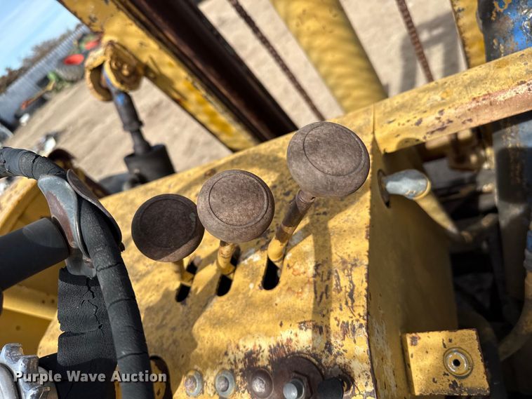 image for item DZ5077 Ford forklift