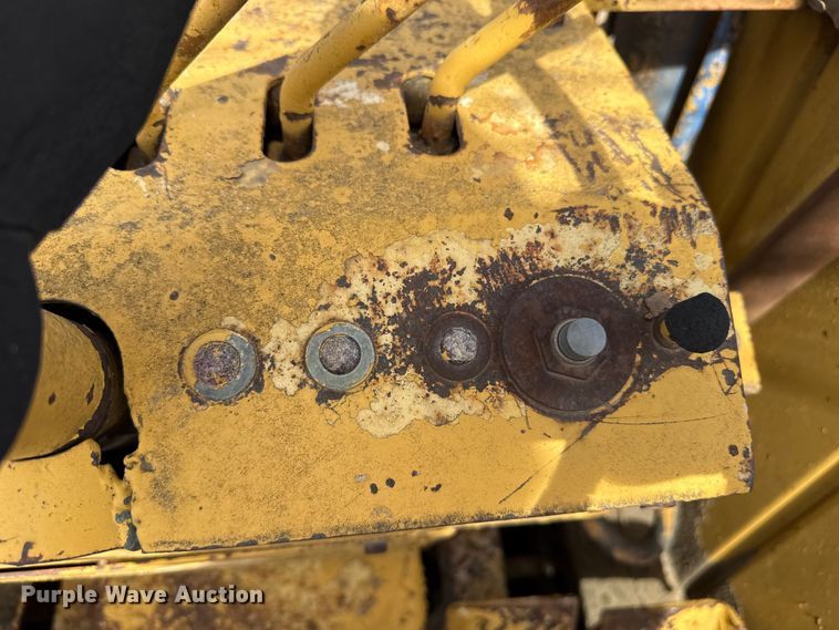 image for item DZ5077 Ford forklift