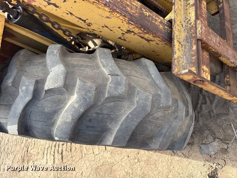 image for item DZ5077 Ford forklift