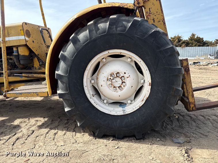 image for item DZ5077 Ford forklift