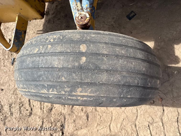 image for item DZ5077 Ford forklift