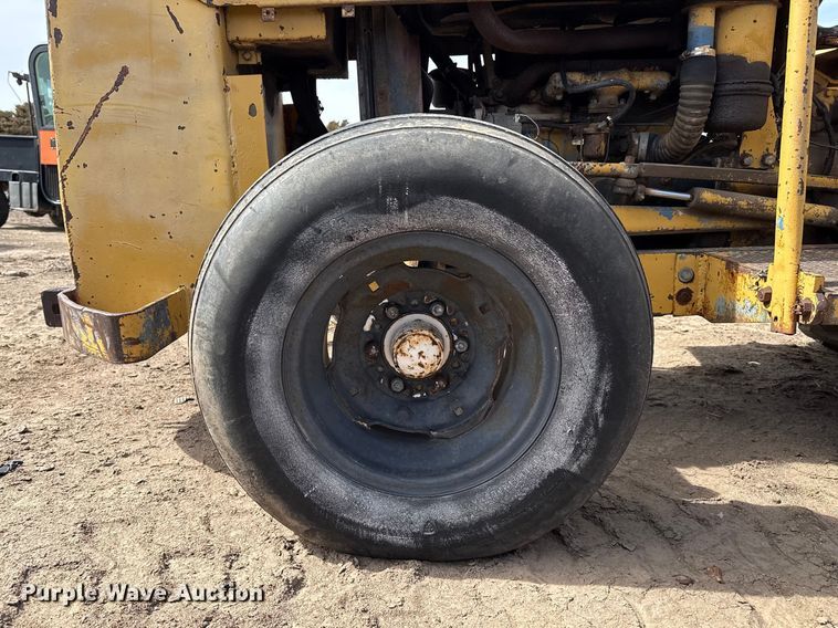 image for item DZ5077 Ford forklift