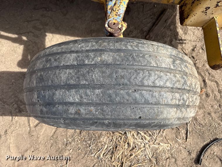 image for item DZ5077 Ford forklift