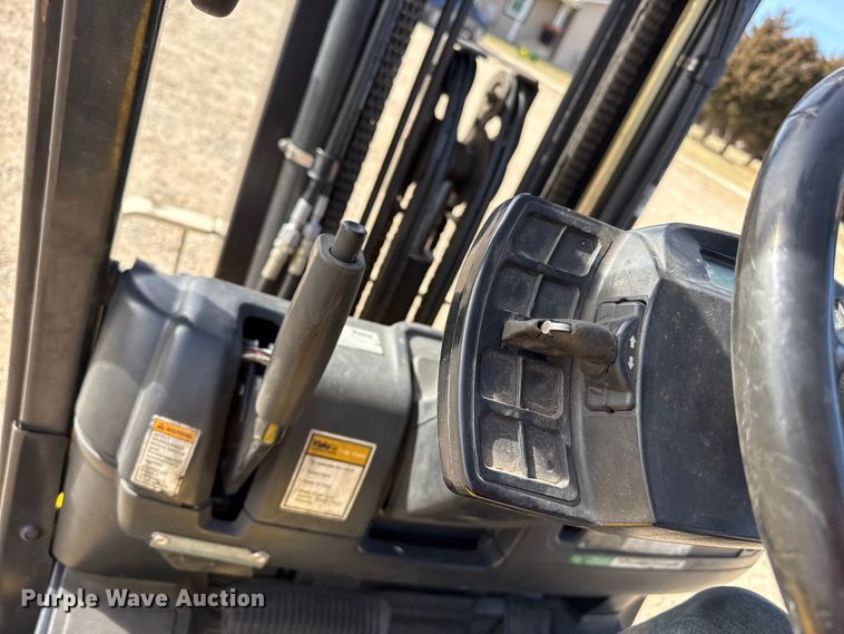 image for item DZ5099 Yale GLC060VXNVSE088 forklift