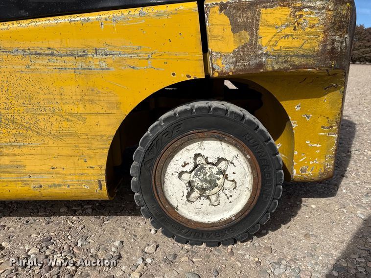 image for item DZ5099 Yale GLC060VXNVSE088 forklift