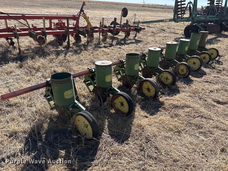 image for item DZ5104 John Deere  planter