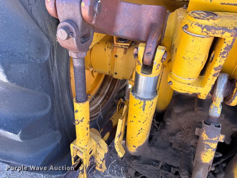 image for item DZ5121 Minneapolis Moline G1050 tractor