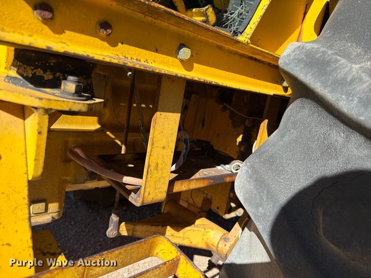 image for item DZ5121 Minneapolis Moline G1050 tractor