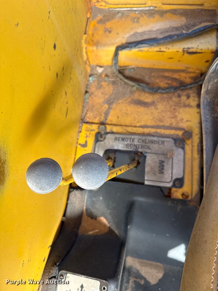 image for item DZ5121 Minneapolis Moline G1050 tractor