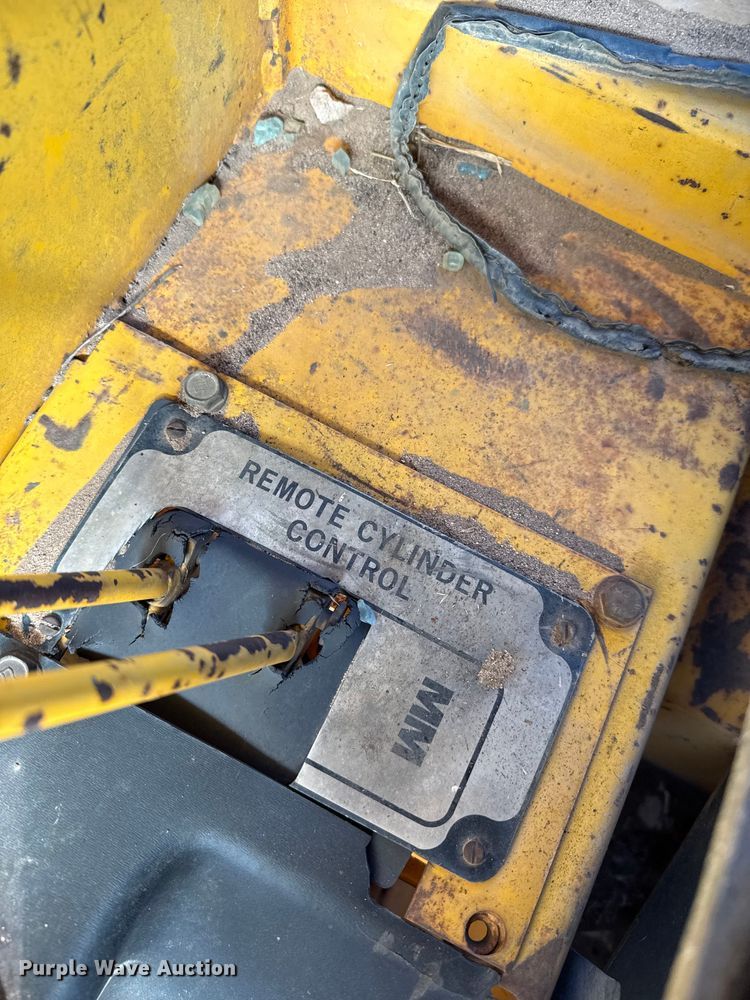 image for item DZ5121 Minneapolis Moline G1050 tractor