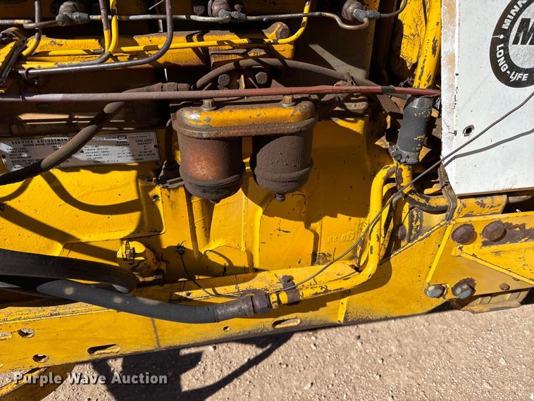 image for item DZ5121 Minneapolis Moline G1050 tractor