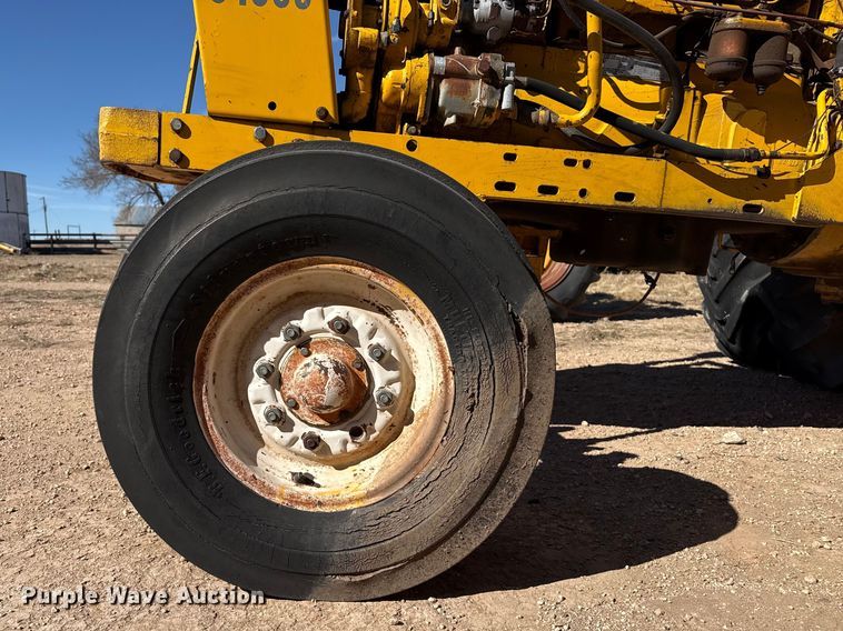 image for item DZ5121 Minneapolis Moline G1050 tractor