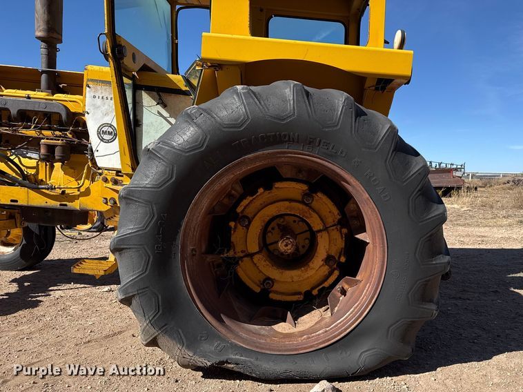 image for item DZ5121 Minneapolis Moline G1050 tractor