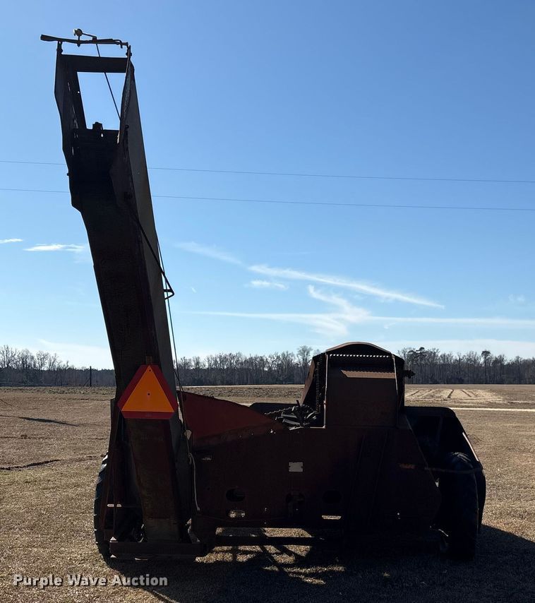 image for item EF0982 AVCO New Idea corn picker