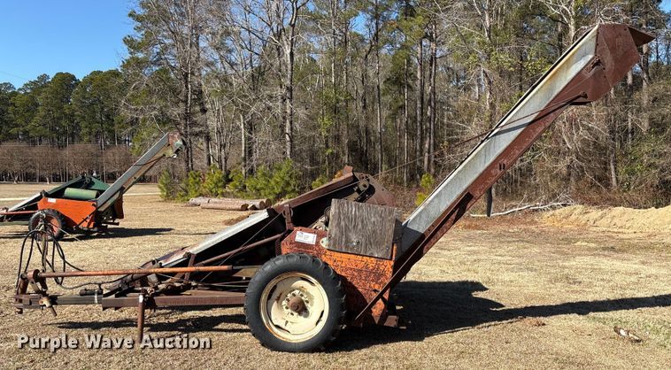 image for item EF0982 AVCO New Idea corn picker