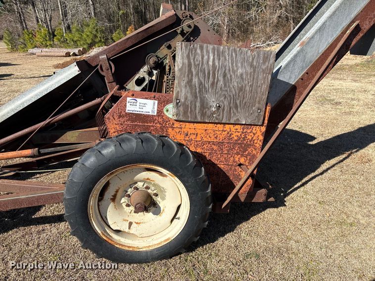 image for item EF0982 AVCO New Idea corn picker