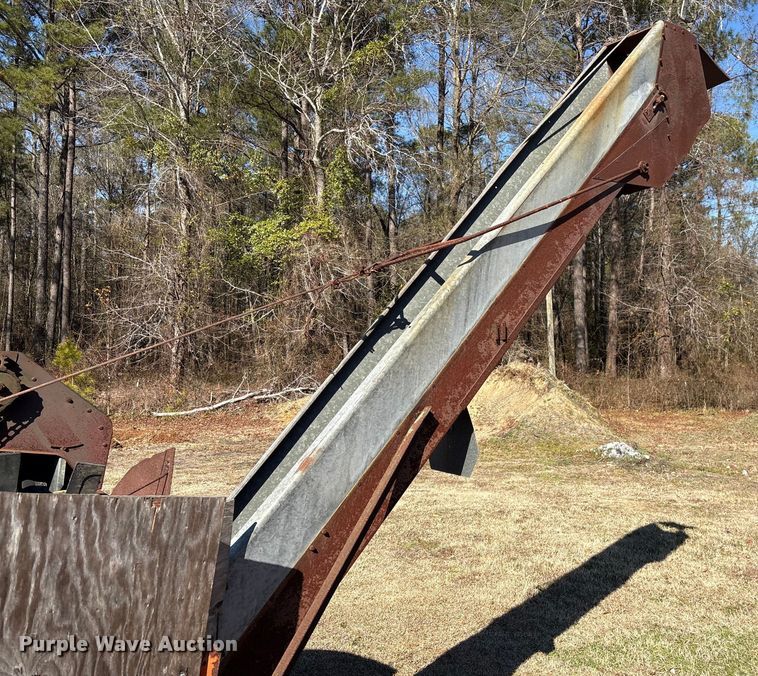 image for item EF0982 AVCO New Idea corn picker