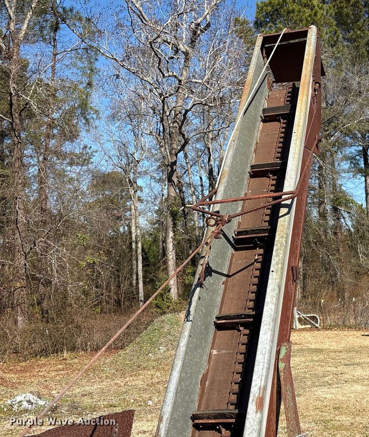 image for item EF0982 AVCO New Idea corn picker