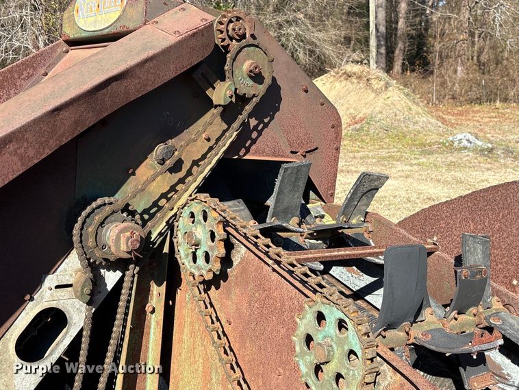 image for item EF0982 AVCO New Idea corn picker